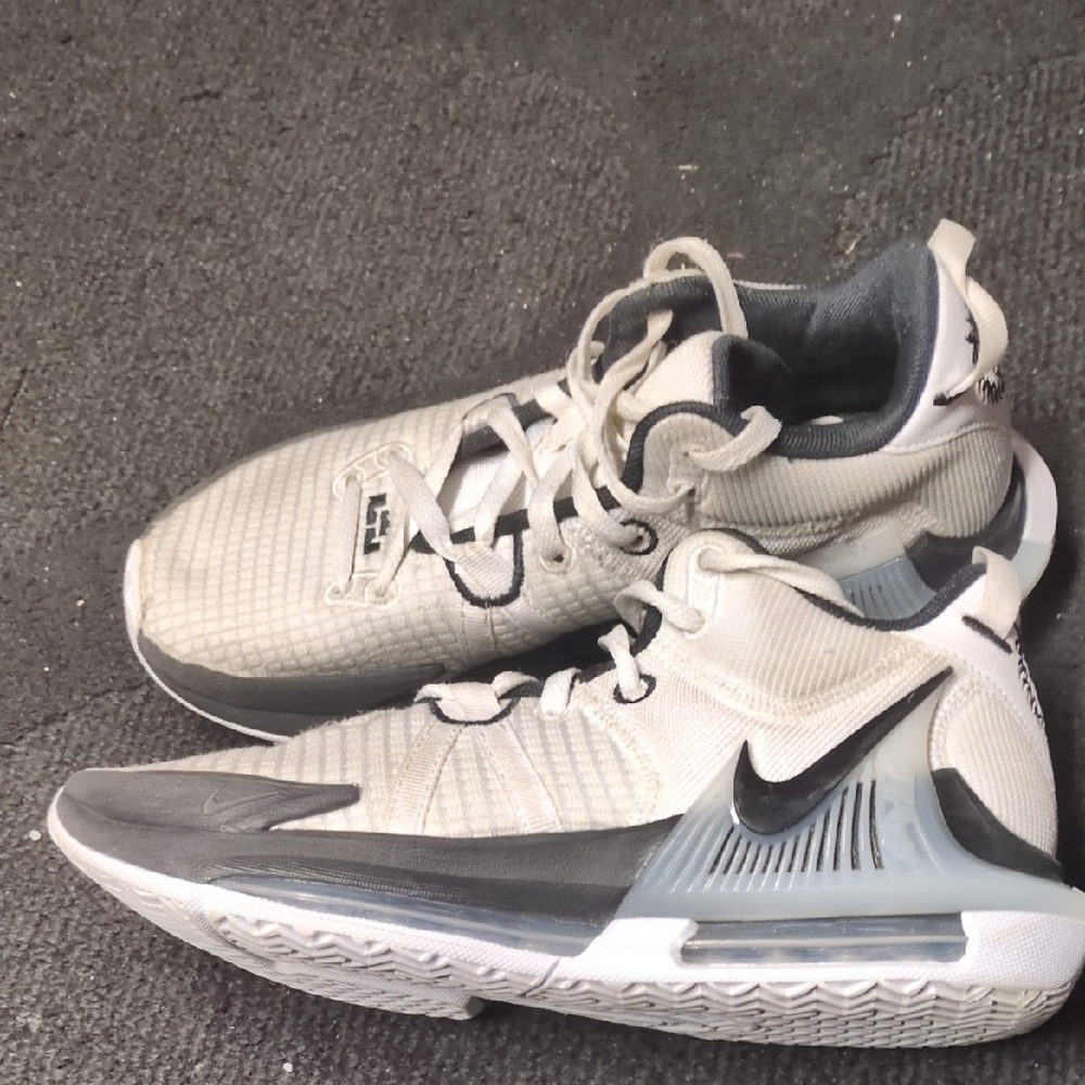 Nike Men's Gray and White Athletic Shoes